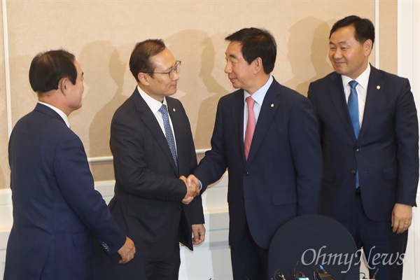 홍영표 더불어민주당, 김성태 자유한국당, 김관영 바른미래당, 장병완 평화와 정의의 의원 모임 원내대표가 27일 오후 서울 여의도 국회 귀빈식당에서 20대 국회 후반기 원 구성 협상을 논의하기 위해 회동하고 있다.