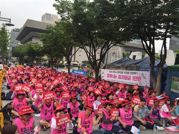 전국여성노동조합은 27일 오후 서울 종로구 광화문 세종로공원에서 ‘최저임금 인상을 위한 2018 전국여성노동자대회’를 열고, ‘최저임금 1만 원 인상’을 외쳤다