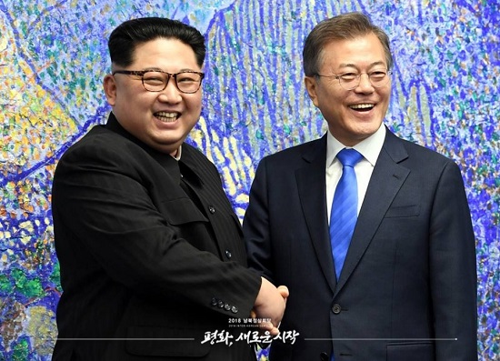 북한 김정은(왼쪽) 국무위원장과 남한 문재인(오른쪽) 대통령은 지난 4.27판문점선언 때 10.4남북정상공동선언을 이행키로 합의했다. 서해평화협력특별지대 조성은 10.4선언의 핵심으로 꼽힌다.