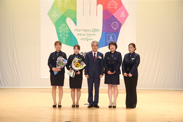  박종훈 경상남도교육감이 27일 오후 경남도청 대강당에서 열린 ‘2018년 교통사고 줄이기 한마음 대회’에서 녹색어머니회 회원들한테 감사장을 전달했다.