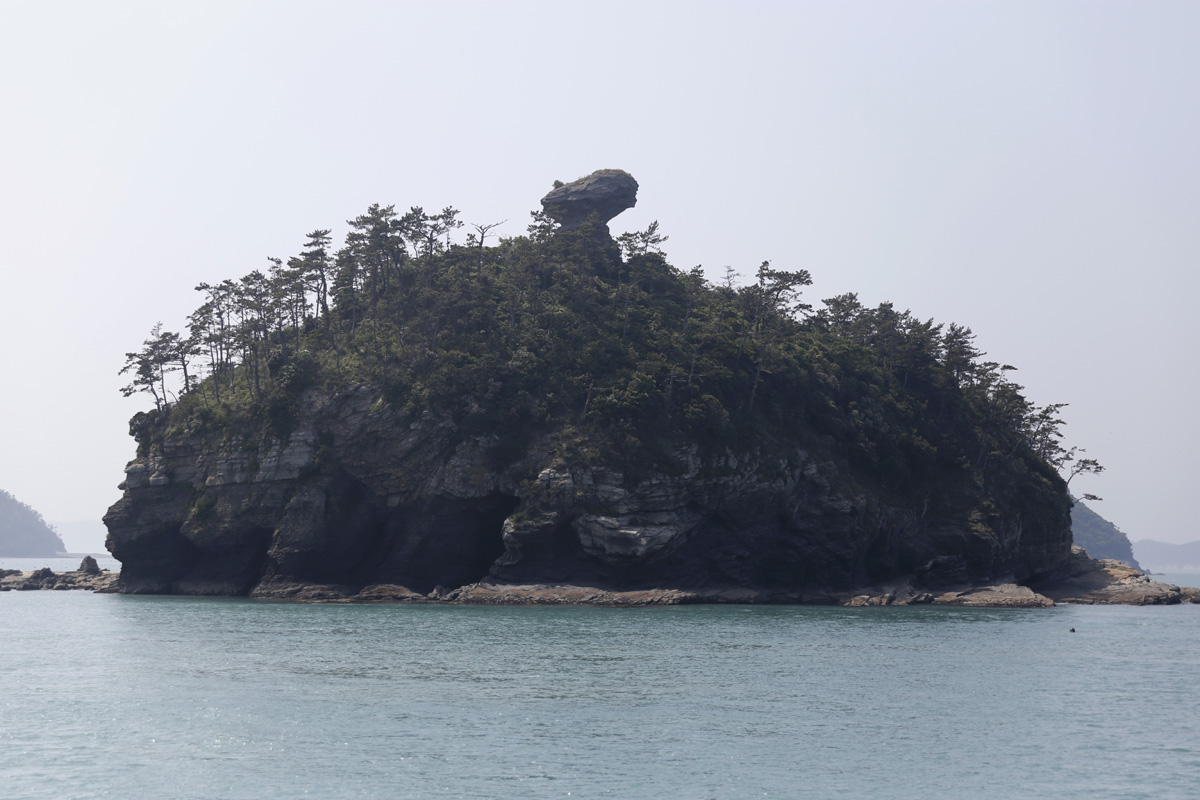 관매8경 가운데 하나인 방아섬. 옛날에 선녀들이 내려와서 방아를 찧었다는 섬이다. 정상에 남자의 상징처럼 생긴 바위가 우뚝 솟아 있다.