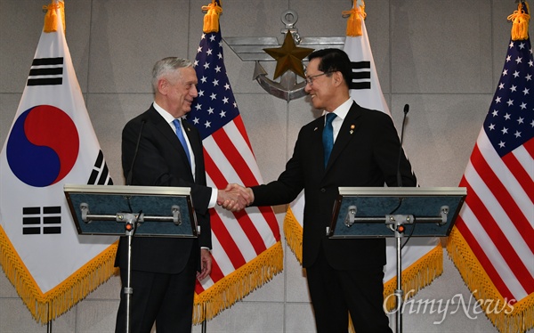 송영무 국방부 장관과 제임스 매티스 미국 국방부 장관이 28일 오후 서울 용산구 국방부 접견실에서 회담에 앞서 인사를 나누고 있다.
