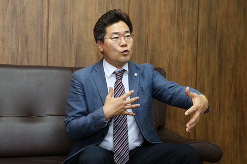 박 의원은 정치와 행정이 국민들의 요구에 부합하도록 새로운 출발을 해야 한다고 말했다.