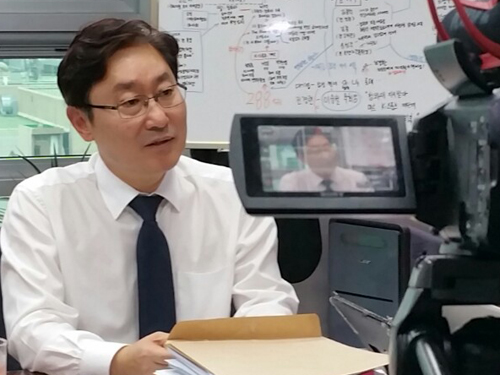 지난 27일 의원실에서 인터넷언론인연대와 인터뷰하고 있는 박범계 의원. 