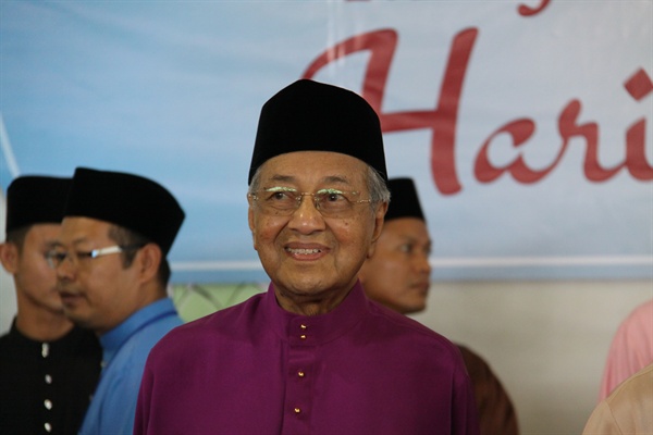 지난 6월 15일 말레이시아 행정수도 푸트라자야에서 열린 '하리 라야 이둘피트리' 총리 관저개방 행사 중 마하티르 모하마드 총리. '하리 라야 이둘피트리'는 이슬람 금식월 라마단이 끝난 것을 축하하는 무슬림 최대 명절이다. 