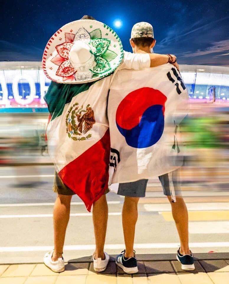 러시아 월드컵 멕시코 16강 진출을 축하하며 태극기와 멕시코 국기를 나란히 덮고 있다.