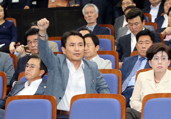 자유한국당 김진태 의원이 28일 국회에서 열린 의원총회에서 발언권을 요구하고 있다. 
