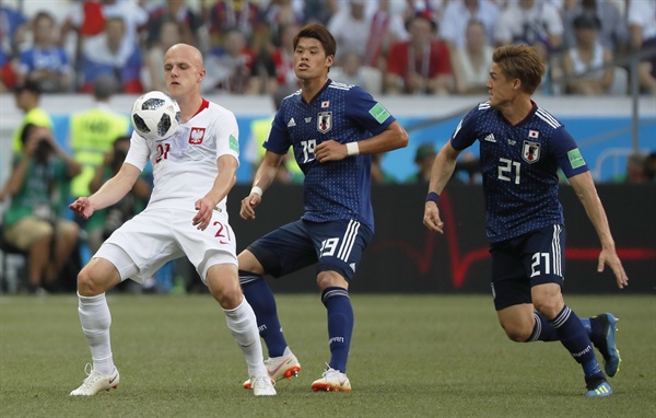  28일(한국시각) 러시아 볼고그라드에서 진행된 일본과 폴란드의 조별리그 최종전에서 폴란드의 라팔 쿠르자와(오른쪽)와 일본 히로키 사카이(가운데)가 경기에 임하고 있다.
