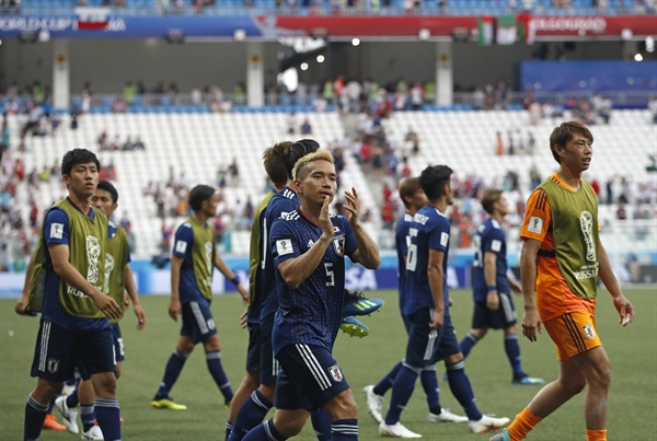 28일(한국 시각) 러시아 볼보그라드에서 진행된 2018 러시아 월드컵 H조 조별리그 최종전에서 16강 진출을 확정한 일본 대표팀 선수들이 자축하고 있다.