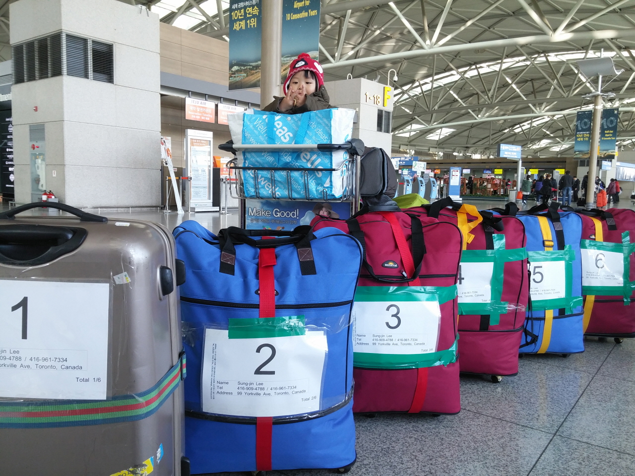 2015년 3월 캐나다로 떠나기 전 인천공항에서 찍은 이삿짐.