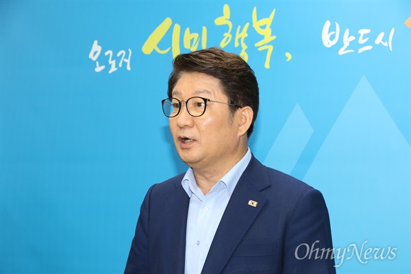 권영진 대구시장이 29일 오후 대구시청에서 기자회견을 열고 대구 수돗물에서 최근 검출된 과불화화합물에 대해 공식 사과하고 취수원 이전에 적극 나서겠다고 밝혔다.