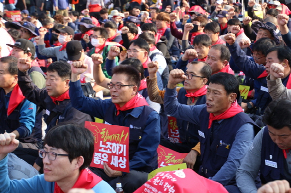 2018 임금협상 결렬을 선언한 현대차노조가 5월 현대차 울산공장 광장에서 결사항전을 외치고 있다. 하부영(앞에서 두번째줄 중간 안경쓴이)집행부는 줄곧 '현대차노조의 사회적 책무'를 강조해 왔고 올해 기치로 내건 '광주형일자리 저지'도 그 연장선이라고 밝히고 있다.