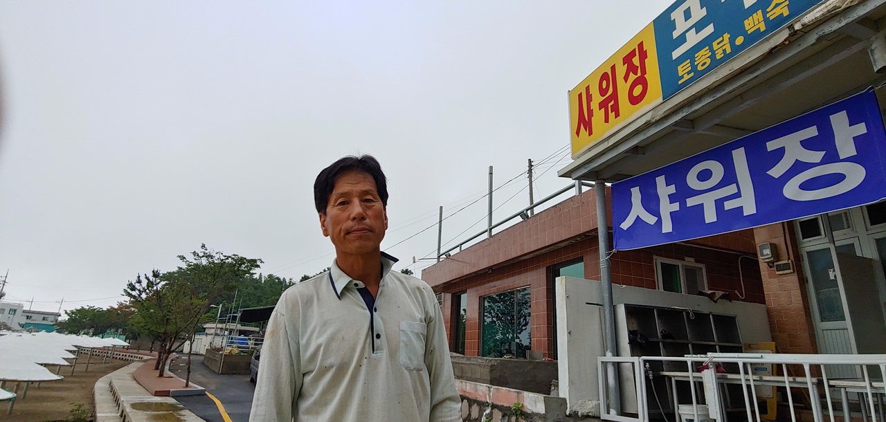 포구나무집 김일권(64세)씨는 모사금해수욕장은 예나 지금이나 변함없는 아름다움을 간직하고 있다고 말한다.