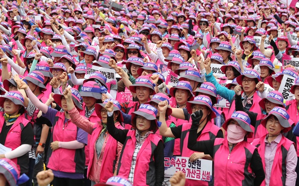 30일 오후 서울시청광장에서 열린 '630 학교비정규직 노동자 총궐기대회'에서 참석자들이 구호를 외치고 있다.