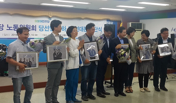 꽃다발과 사진을 선물 받은 박원순 시장 등 시의원, 구의원 당선인들이다. 박영선 의원과 전현희 의원도 함께 축하했다. 