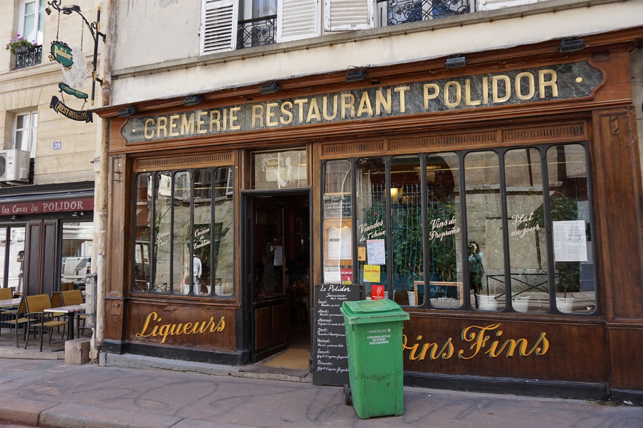 헤밍웨이의 단골 레스토랑으로 알려진 파리의 간이식당 폴리도르.