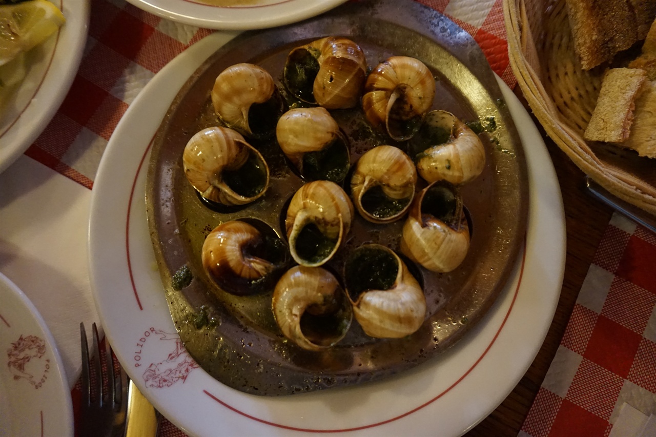 레스토랑 폴리도르의 달팽이 요리 '부르고뉴 에스카르고 (Escargots de Bourgogne)'.