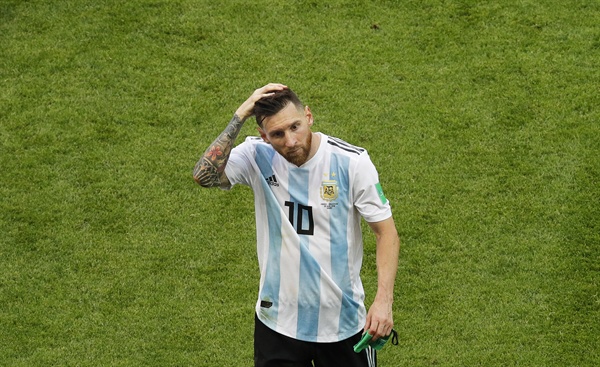  아르헨티나의 리오넬 메시(28·아르헨티나)가 2018년 6월 30일 러시아 카잔에서 열린 2018년 월드컵 16강 이후 경기장을 떠나고 있다. 이날 경기는 프랑스가 아르헨티나를 4-3으로 이겼다.
