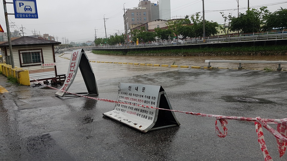 1일 7호 태풍 '쁘라삐룬'의 영향으로 장마전선이 북상하면서 강한 비가 내리는 가운데, 홍성천 주변 주차장의 출입이 통제되고 있다. 