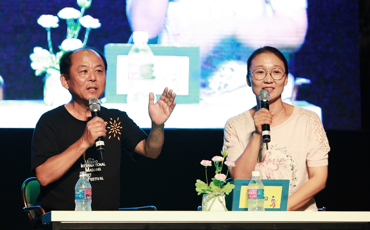  '제3회 대한민국 연극제-토크 콘서트' 12번째 손님으로 초대된 김기천 배우는 대학로에서 연극을 처음 본 후 매력을 느껴 ‘극단 아리랑’에 입단했는데, 그는 “그때는 극단들이 공연을 할려면 유일한 홍보수단이 포스터를 붙이는 거였어요. 포스터를 누가 얼마나 붙이느냐에 따라서 관객들이 그걸 보고 찾아오니까, 포스터 붙일 인력이 필요해 저를 단원으로 받아준 것 같아요.”라고 말했다. 