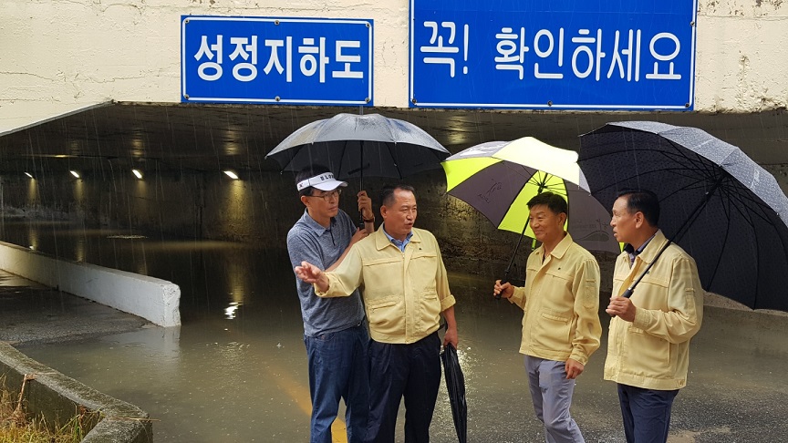 구본영(사진 오른쪽) 천안시장이 1일 성정지하도를 방문해 피해상황을 점검하고 있다.