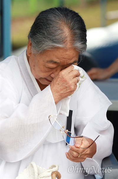 고 장준하 선생의 부인 김희숙씨가 행사 시작을 기다리던 중 눈물을 닦고 있다.