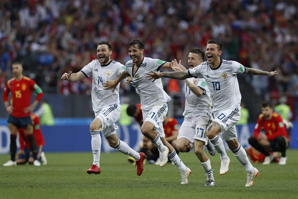  2018년 7월 1일 오후 11시(한국시간) 열린 러시아월드컵 16강 스페인과 러시아의 경기. 러시아의 표도르 스몰로프(오른쪽)가 스페인을 승부차기로 꺾은 후 팀 동료들과 기뻐하고 있다.