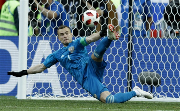  2018년 7월 1일 오후 11시(한국시간) 열린 러시아월드컵 16강 스페인과 러시아의 경기. 러시아의 골키퍼 아킨페프가 승부차기에서 상대팀의 슈팅을 막아내고 있다.