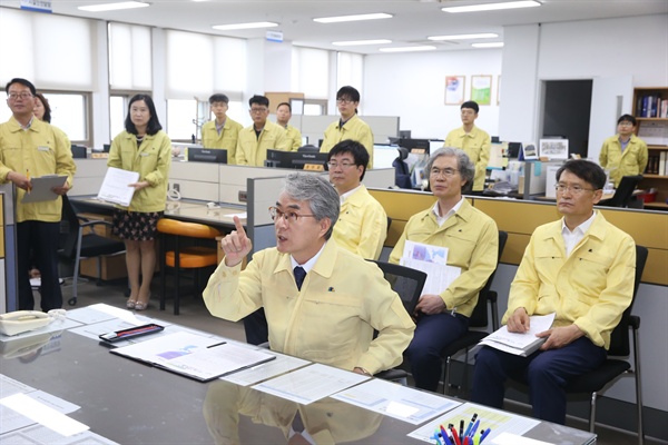  박종훈 경남도교육감은 7월 2일 재난상황실을 찾아 점검했다.