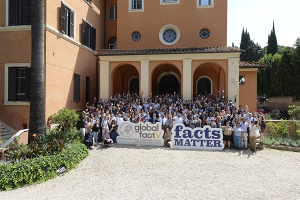 6월20일까지 이탈리아 로마 세인트스테판스쿨에서 열린 제5회 글로벌 팩트체크 서밋(Global Fact V) 행사 참가자들이 기념촬영을 하고 있다. 이번 행사에는 전세계 55개국에서 220여 명의 팩트체커와 연구자들이 참가했다. (사진제공: IFCN/포인터재단)