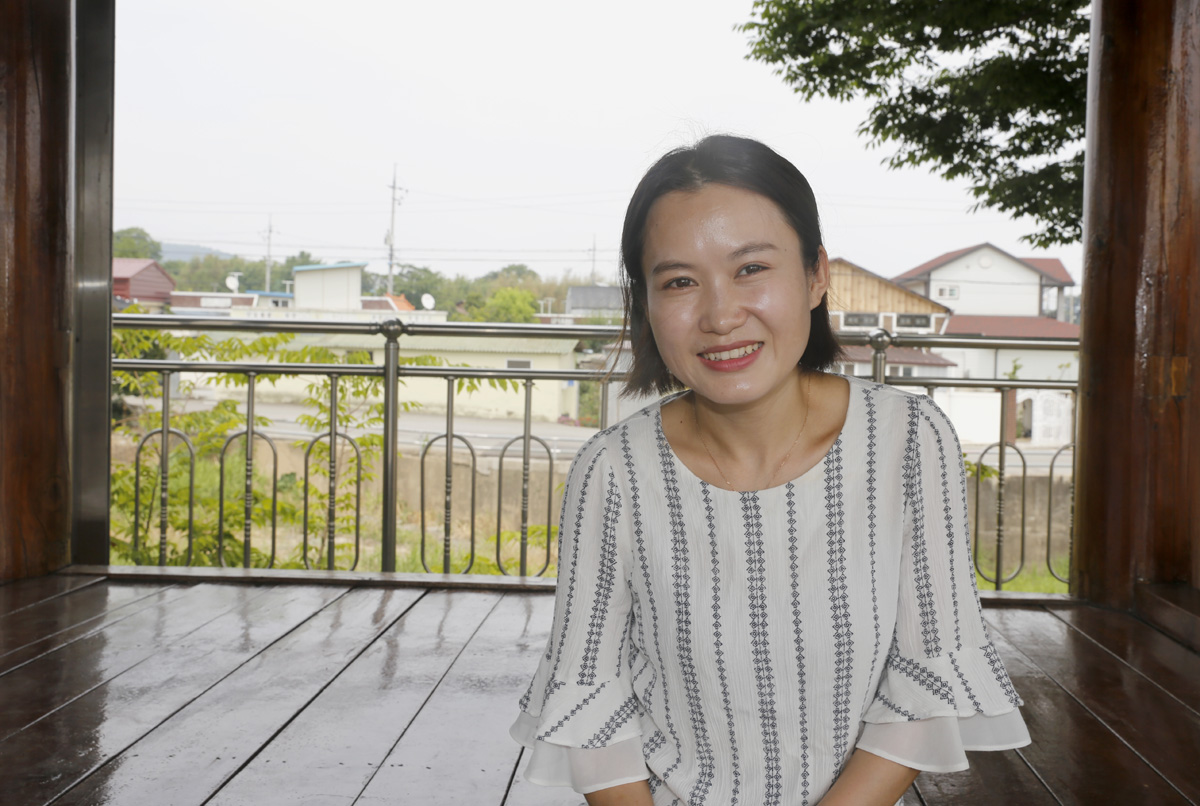 대한민국 경찰공무원 시험에 합격한 라이 삼자나 씨가 자신의 한국생활과 학교생활 경험담을 들려주고 있다. 지난 6월 25일 자신이 살고 있는 전남 담양의 대조마을에서다.
