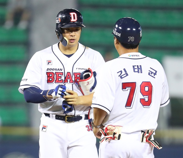 위기에서 두산 구해낸 김재환 19일 오후 서울 잠실야구장에서 열린 2018 KBO 프로야구 넥센 히어로즈와 두산 베어스 경기. 7회말 1사 1루 두산 김재환이 동점 적시2루타를 쳐낸 뒤 김태균 코치와 이야기를 하고 있다. 2018.6.19