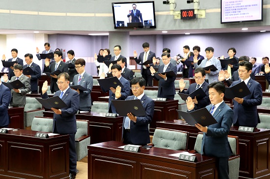 8대 인천시의회는 오후 2시 본회의장에서 의원 선서를 하고 개원식을 개최했다.