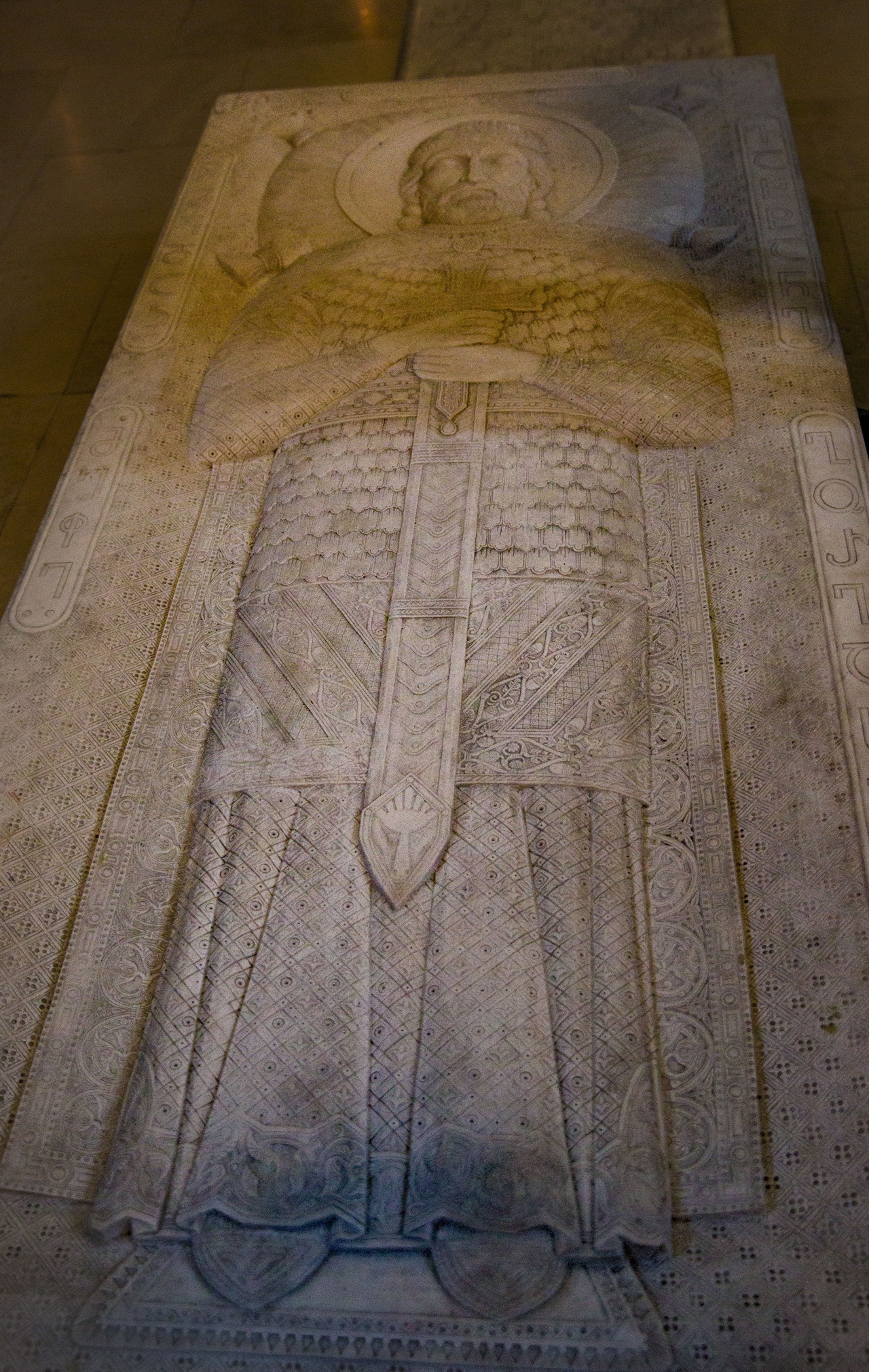 석관 상판에 칼을 들고 있는 바흐탕 고르가살리의 모습이 새겨져 있다.