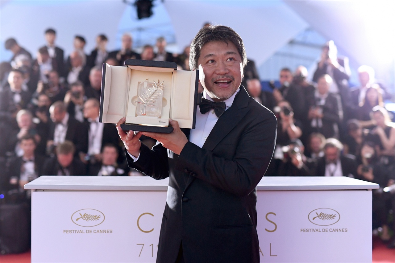  제71회 칸 국제영화제에서 황금종려상을 수상한 고레에다 히로카즈 감독.