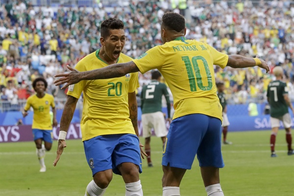  2018년 7월 2일 오후 11시(한국시간) 러시아월드컵 브라질과 멕시코의 16강 경기. 브라질의 호베르투 피르미누(왼쪽)가 득점한 후 네이마르(오른쪽)와 기뻐하고 있다.