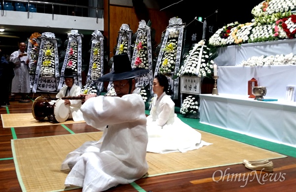7월 3일 오전 통영 충무실내체육관 시민분향소에서 열린 일본군 위안부 피해자 김복득 할머니 영결식에서 '시조창' 추모공연하고 있다.