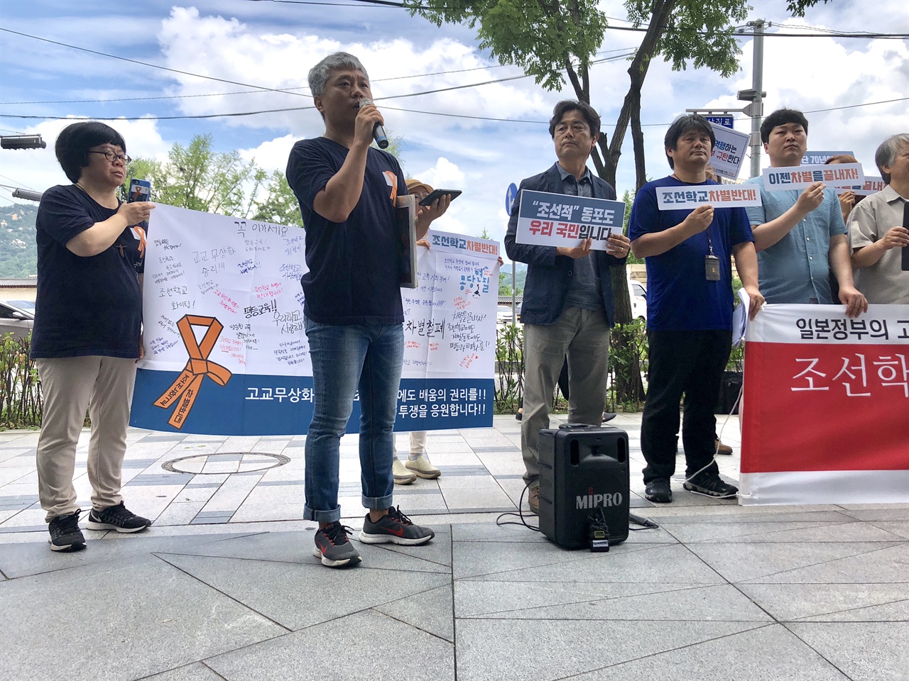 사건경위를 설명하고 있는 몽당연필 김명준 사무총장 고베조선고급학교 수학여행 물품 압수사건의 경과를 보고중인 김명준 사무총장. 그는 지난 29일 ‘소풍’ 행사차 들른 고베에서 이번 사건을 동포들과 학생들에게 직접 전해들었다.