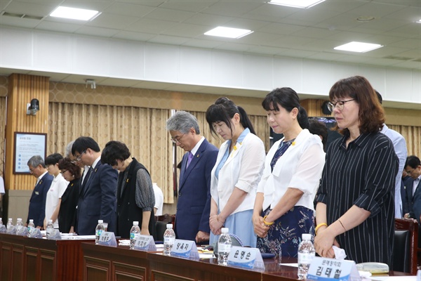 7월 3일 경남도교육청에서 열린 '단원고 희생자 261인 기억육필시 전시회'에서 참가자들이 묵념하고 있다.
