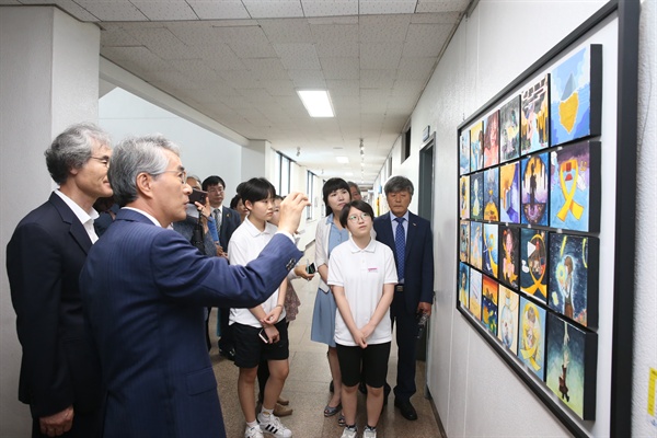 7월 3일 경남도교육청에서 열린 '단원고 희생자 261인 기억육필시 전시회'.