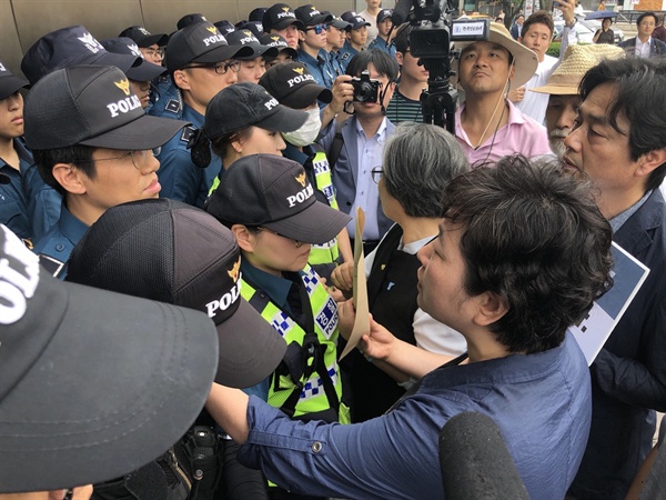 기자회견을 마치고 항의서한을 전달하기 의해 일본 대사관으로 들어가려하자. 경찰들이 입구를 봉쇄하고 있다.