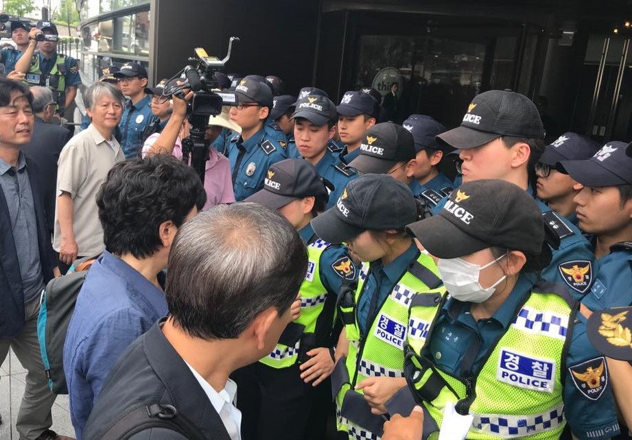 일본정부의 고베조선고급학교 수학여행물품 압수에 따른 규탄 기자회견 직후 일본대사관에 항의 서한을 전달하려던 시민사회단체 관계자들을 경찰이 막아섰다. 