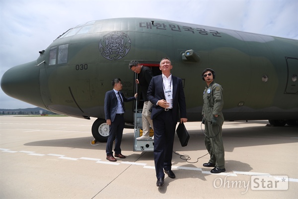 평양 순안공항 도착한 허재 감독 통일농구경기에 참가한 남자대표팀 허재 감독이 3일 평양순안공항에 도착해 수송기에서 내리고 있다. 