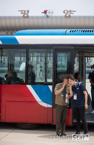  남북통일농구경기에 참가한 염윤아 선수가 3일 평양 순안공항에 도착해 북측관계자와 신분확인을 하고 있다.