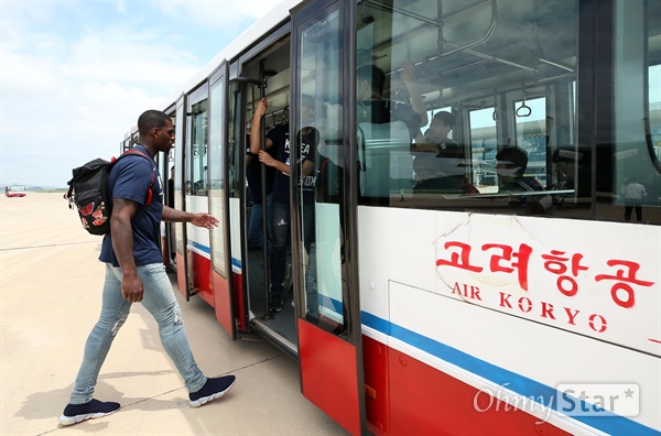 평양 순안공항 도착한 통일농구대회 선수단 통일농구대회에 참가한 농구단 선수들이 3일 평양순안공항에 도착해 공항 차량에 탑승하고 있다.