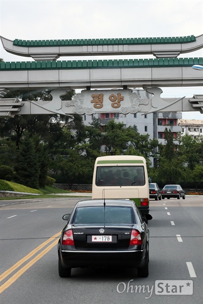 평양 도착한 통일농구 참가단 남북통일농구경기 참가차 평양을 방문한 정부측 관계자들과 농구 선수단, 기자단이 3일 평양 순안공항에 도착했다. 북측 관계자들이 차량을 안내하고 있다. 남북 통일농구는 통산 네 번째이자 15년 만이다. 1999년 9월 평양에서 처음 개최된 남북 통일농구는 같은 해 12월 서울에서 또다시 열렸고, 2003년 10월 평양 류경정주영체육관에서 마지막으로 열렸다. 농구 경기는 4일 남북 혼합경기, 5일 친선경기를 남녀 선수별로 모두 4차례 연다.