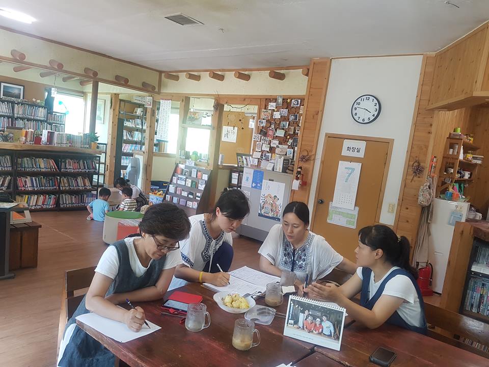 여름방학 프로그램을 의논중인 도서관 운영진들. 