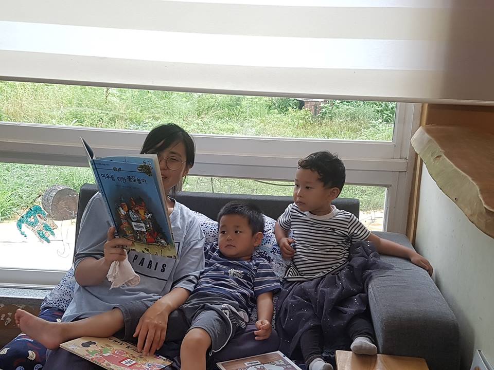 엄마가 읽어주는 책을 들으며 보고 있는 4살 윤호와 어준이.  