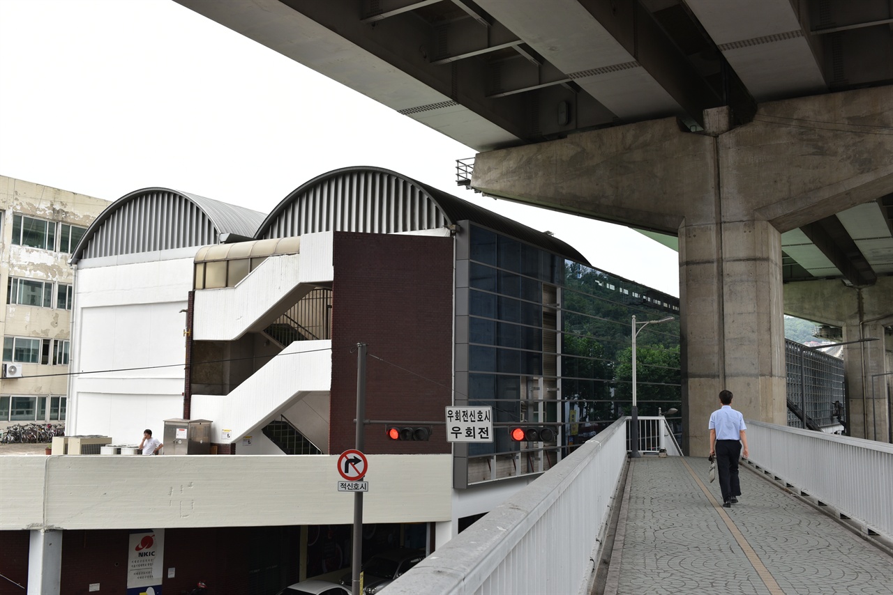 건축 당시 5층이었던 유진상가 A동은 1997년 내부순환로 공사로 3~5층을 뜯어냈다. 이후 차량 소음으로 입주를 꺼리는 경우가 많아져 현재는 공공 건물로 사용되고 있다.