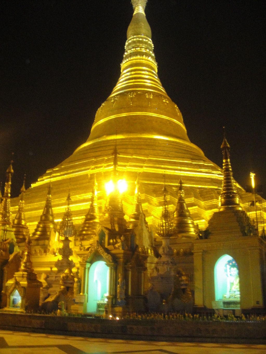 400만 불탑이 존재하는 불교국 미얀마를 상징하는 랑군 소재의 세다곤 파고다. 파고다 진입시 신발과 양말을 벗고 들어가 순례해야함.